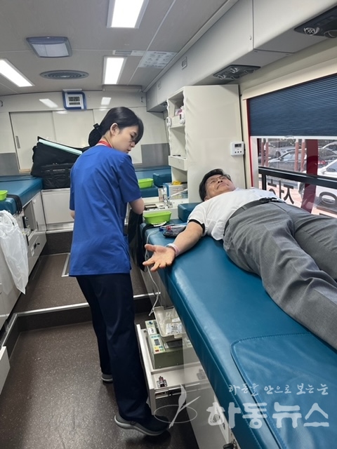 사진은 최수경 교육장이 헌혈 봉사를 위해 헌혈을 하고 있다. 하동뉴스
